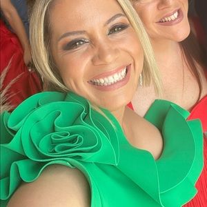 Green gown , like new only wore twice , great for weed guess. Impecable !!!!